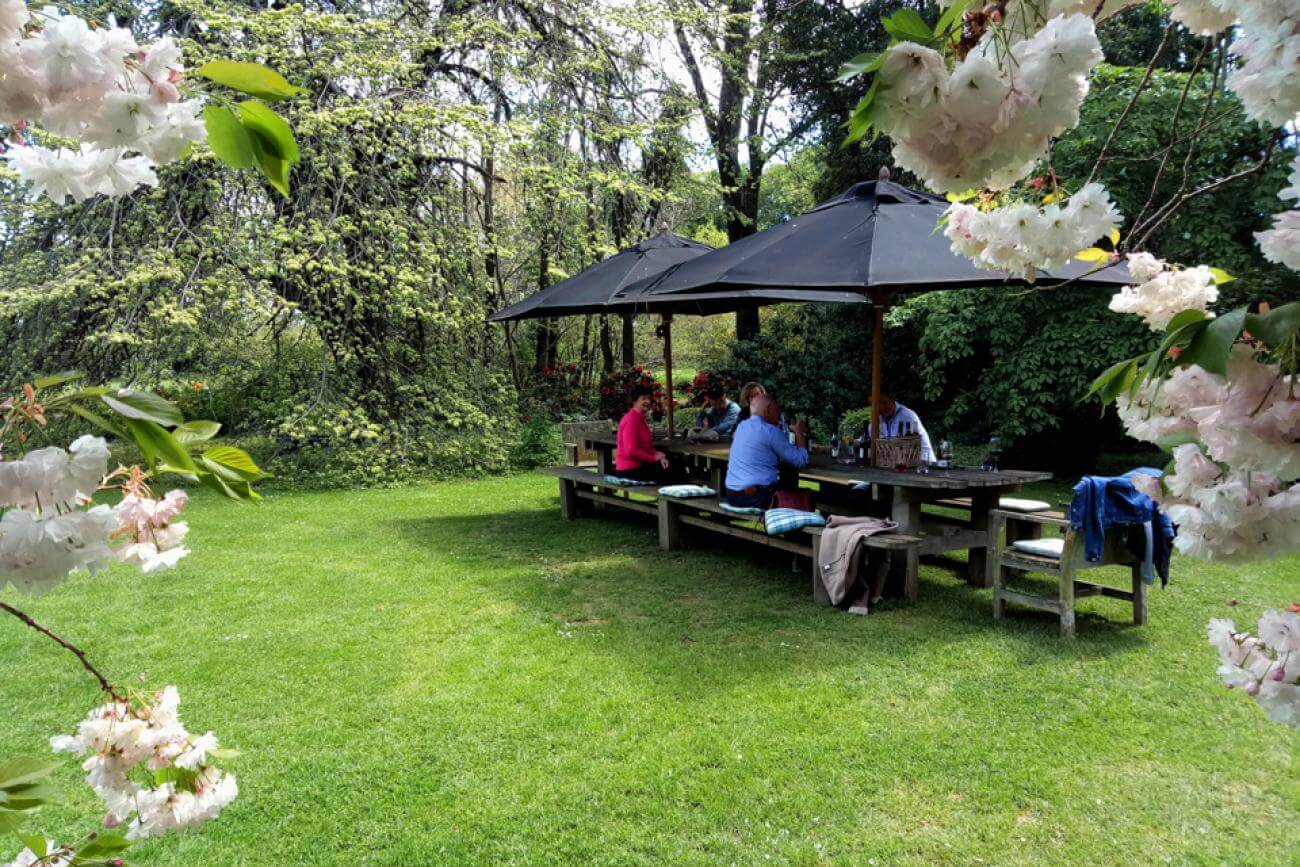 Spring lunch in the garden at Akaunui