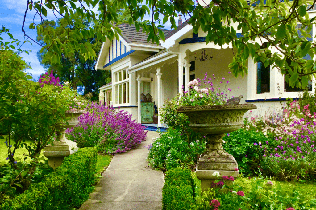 Jackie and Greg Bird's Oamaru Cottage Garden